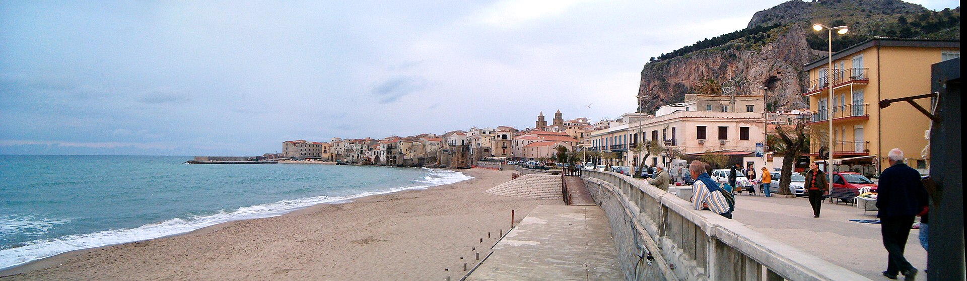 Panorama di Cefalù con il centro abitato tra mare e montagna