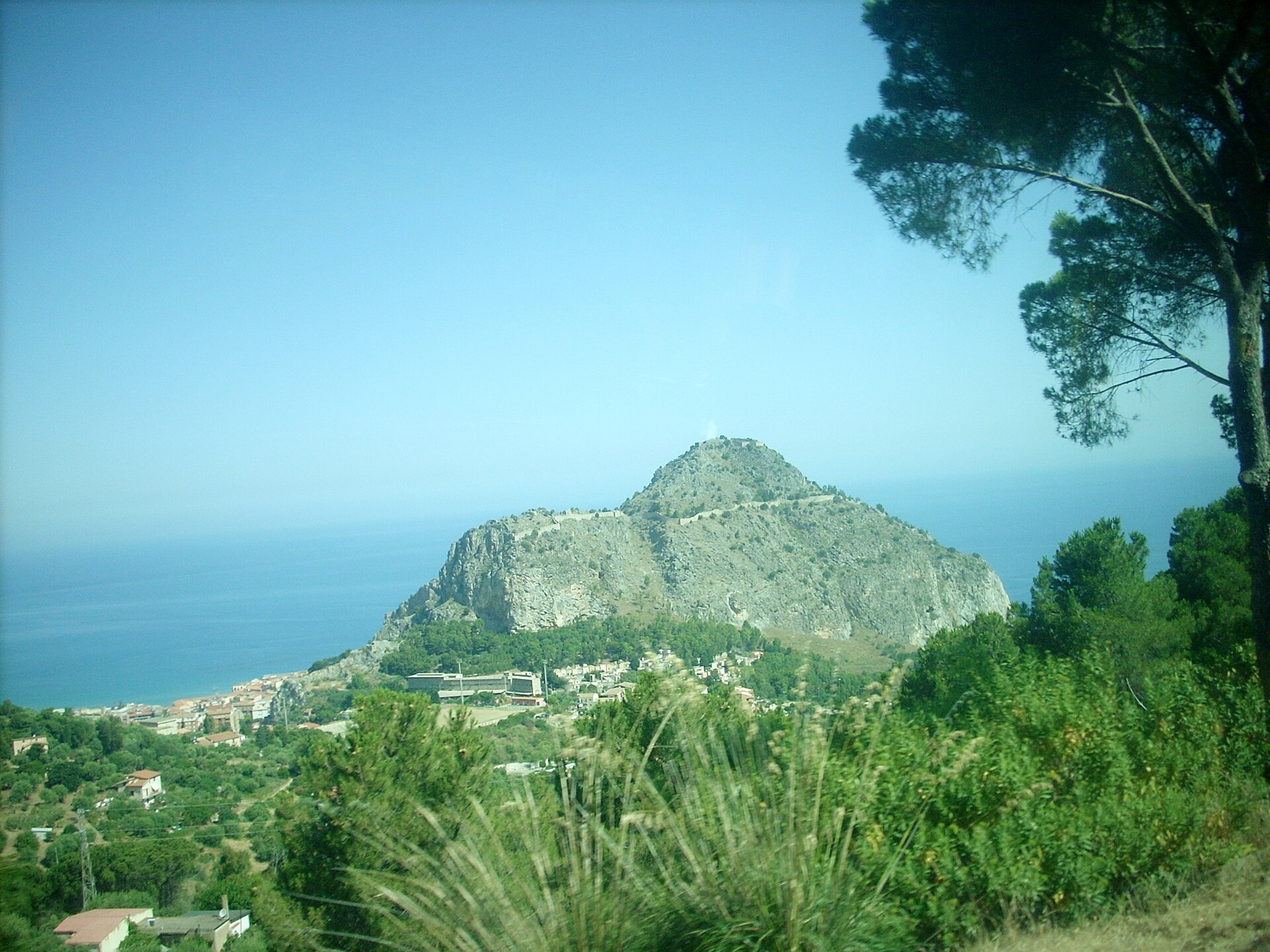 Panorama della cittadina di Cefalù ai piedi della Rocca