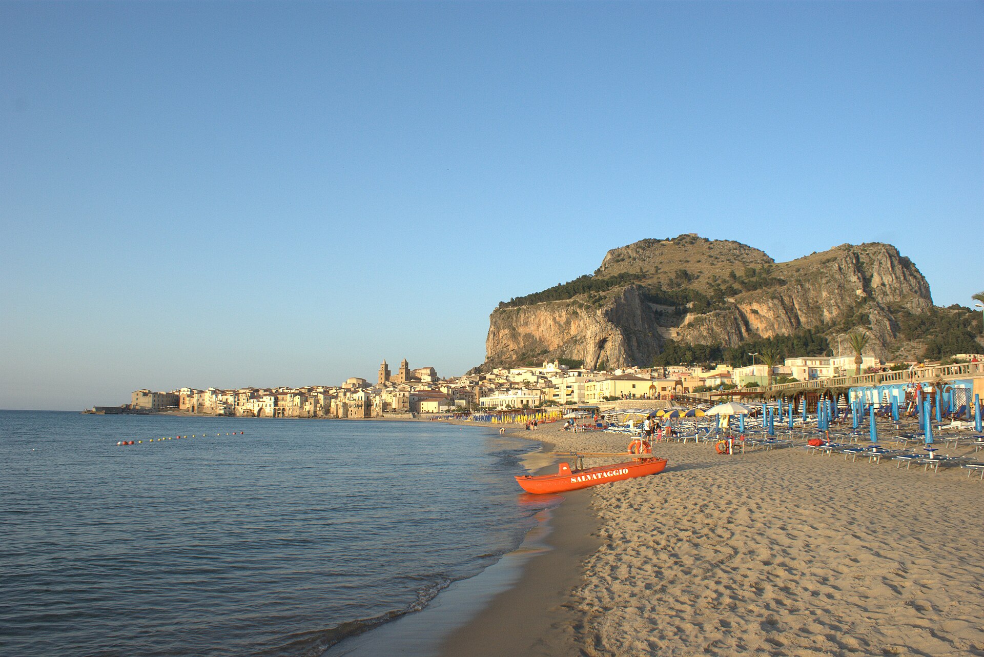 Spiaggia di Cefalù, con il mare e il profilo della Rocca
