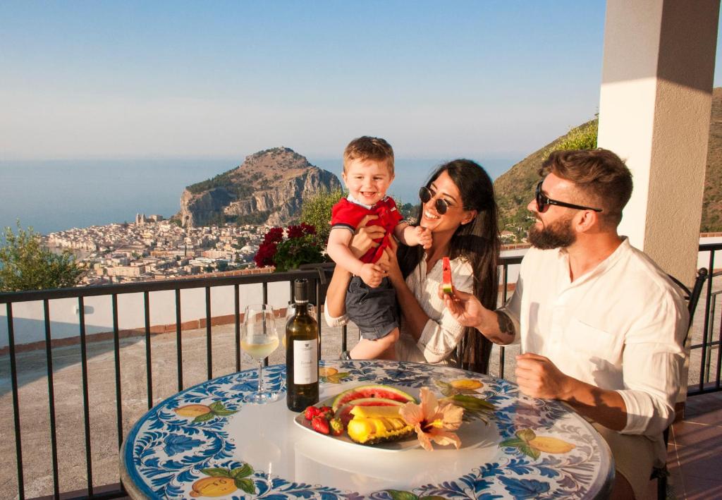 Colazione nella zona piscina SkyView Cefalù